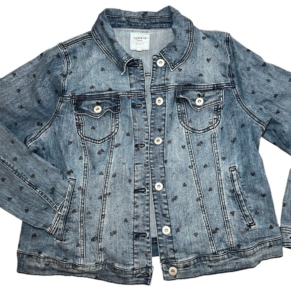 Torrid Medium-Wash Heart Arrows Denim Trucker Jacket SIZE 2 Sold Out Online - Picture 1 of 14